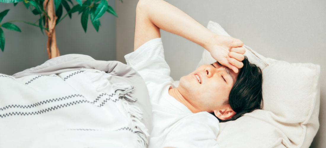 不眠症で悩む男性